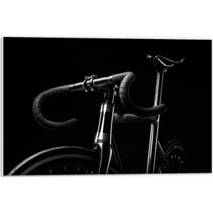 WallClassics - PVC Schuimplaat - Zwarte Mountainbike Fiets tegen Zwarte Achtergrond - 60x40 cm Foto op PVC Schuimplaat (Met Ophangsysteem)