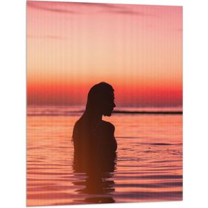 WallClassics - Vlag - Silhouet van Mooie Vrouw in Zee - 75x100 cm Foto op Polyester Vlag
