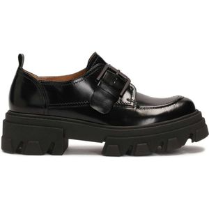 Leather shoes with buckle on sole with protector