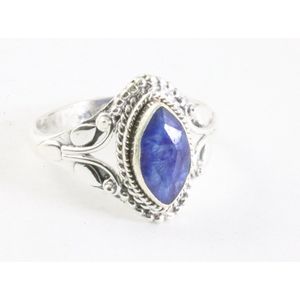 Fijne bewerkte zilveren ring met blauwe saffier - maat 16.5