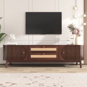 TV-meubel van natuurlijke houtmix met deuren en lades. TV-meubel met rotan zijkanten. Opbergoplossing, natuurlijke landhuisstijl
