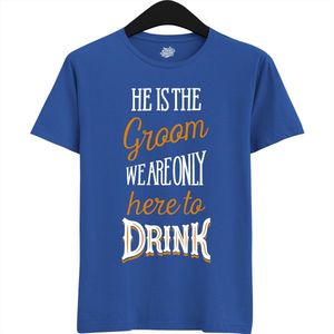 He Is The Groom | Vrijgezellenfeest Cadeau Man - Groom To Be Bachelor Party - Grappig Bruiloft En Bruidegom Bier Shirt - T-Shirt - Unisex - Royal Blue - Maat S