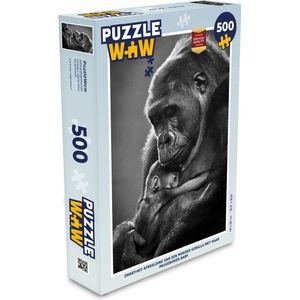 Puzzel Zwart-wit afbeelding van een moeder gorilla met haar pasgeboren baby - Legpuzzel - Puzzel 500 stukjes