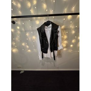 witte blouse met zwart leren gilet leuk voor de feestdagen