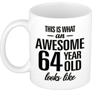 This is what an awesome 64 year old looks like cadeau mok / beker - 300 ml - verjaardag - kado mok / beker