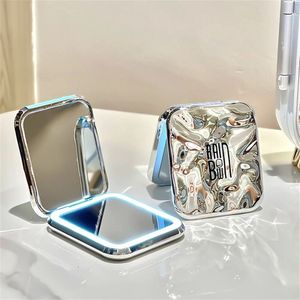Glanzend Zilver Make-up spiegel - Compacte Make-up spiegel met LED verlichting - 2X en 1X vergroting - Oplaadbaar - Handspiegel - Make Up Zakspiegel - Reisspiegel - Make-upspiegel - Zilver