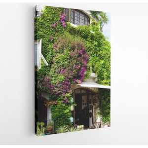 Bloemen op de straten van de kleine oude stad in Saint Paul de Vence, Frankrijk. Levendige zomerscène. - Moderne kunst canvas-verticaal - 1451576165 - 40-30 Vertical