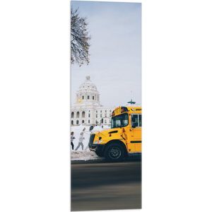 WallClassics - Vlag - Gele Schoolbussen bij Gebouw - 30x90 cm Foto op Polyester Vlag