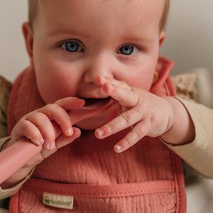 Smikkels - Zachte set babylepels (2 st) - Bestek baby - Veilig Kinderbestek - Duurzaam - Peuterlepel - Set Babylepeltjes - Baby voeding - BPA vrij - Siliconen - Roze en wit
