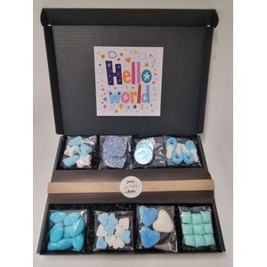 Geboorte Box - Blauw met originele geboortekaart 'Hello World' met persoonlijke (video)boodschap | 8 soorten heerlijke geboorte snoepjes en een liefdevol geboortekado