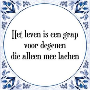 Tegeltje met Spreuk (Tegeltjeswijsheid): Het leven is een grap voor degenen die alleen mee lachen + Kado verpakking & Plakhanger