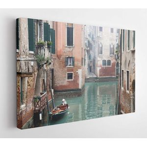 Kanaalscène van Venetië met een kleine boot in een rustige woonwijk van Venetië in de winter op een koele mistige dag zonder mensen of toeristen - Modern Art Canvas - Horizontaal - 1506042014 - 50*40 Horizontal