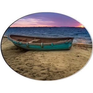 WallClassics - Dibond Ovaal - Eenzaam blauw Bootje op Strand bij Zee - 40x30 cm Foto op Ovaal (Met Ophangsysteem)