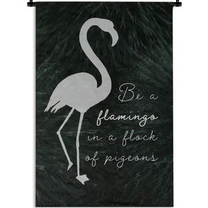 Wandkleed FlamingoKerst illustraties - Quote 'Be a flamingo in a flock of pigeons' met een grijze flamingo op een zwarte achtergrond Wandkleed katoen 120x180 cm - Wandtapijt met foto XXL / Groot formaat!