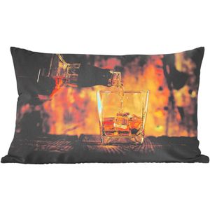 Sierkussens - Kussen - Barman schenkt glas whisky in - 50x30 cm - Kussen van katoen