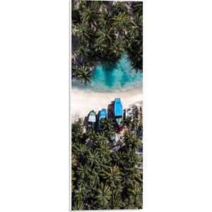 WallClassics - PVC Schuimplaat- Bovenaanzicht van Blauwe Bootjes tussen Palmbomen op Wit Strand - 20x60 cm Foto op PVC Schuimplaat