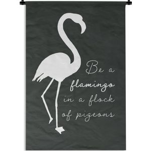 Wandkleed FlamingoKerst illustraties - Quote 'Be a flamingo in a flock of pigeons' met een witte flamingo op een donkergrijze achtergrond Wandkleed katoen 90x135 cm - Wandtapijt met foto