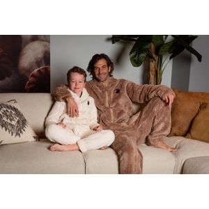 Knuffle Fleece Onesie ® | Linda: ""De allerbeste Onesie ooit gemaakt"" | Stijlvol, heerlijk warm en super zacht | 100% Duurzame Knuffle Fleece Fabric® | Handgemaakt in Portugal | Loungewear | Jumpsuit | Huispak | Dit is maat 122/128 in de kleur Beige