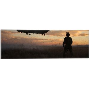 WallClassics - Vlag - Opstijgende Militair Transportvliegtuig - 60x20 cm Foto op Polyester Vlag