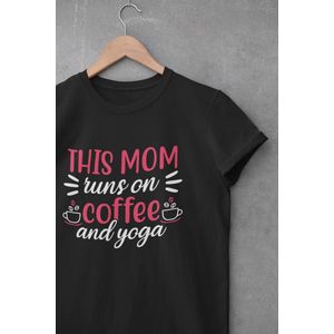 Shirt - This mom works on coffee - Wurban Wear | Grappig shirt | Leuk cadeau | Unisex tshirt | Yoga | Yoga nidra | Yoga kleding | Yoga shirt | Yogamat | Zwart