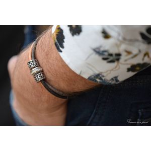 Urn-Crematie-as heren armband- Sieraad wordt voor u op maat gemaakt!-lederen heren armband met crematie-as verwerkt in bedel-Herinneringsarmband-Assieraad- RVS magneet sluiting met beveiligingspalletje--Crematie-as verwerkt in glas en hars-Mens/Dier