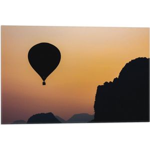 WallClassics - Vlag - Silhouette van een Luchtballon en Bergen - 60x40 cm Foto op Polyester Vlag