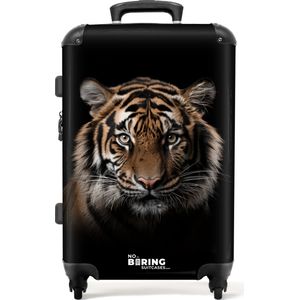 NoBoringSuitcases.com® - Koffer groot - Rolkoffer lichtgewicht - Tijger portret met zwarte achtergrond - Reiskoffer met 4 wielen - Grote trolley XL - 20 kg bagage