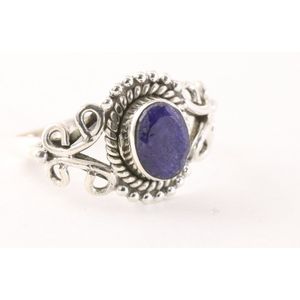 Fijne bewerkte zilveren ring met blauwe saffier - maat 17.5