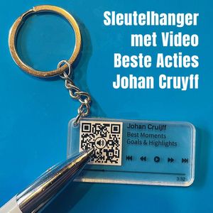 Allernieuwste.nl® QR Sleutelhanger JOHAN CRUYFF Prof-Voetballer - Video van Beste Momenten - QR code Geschenk Idee Cadeau Voetbal-fan - Beeld en Geluid Gadget - MU02 Sinterklaas Cadeau