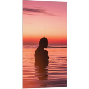 WallClassics - Vlag - Silhouet van Mooie Vrouw in Zee - 50x100 cm Foto op Polyester Vlag