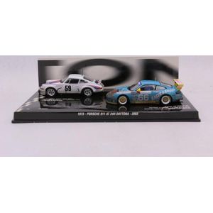 De 1:43 Diecast Modelcar van de 2 Porsches die de 24H van Daytona wonnen in 1973 en 2003.Deze set is beperkt door 2403pcs. De fabrikant van het schaalmodel is Minichamps.