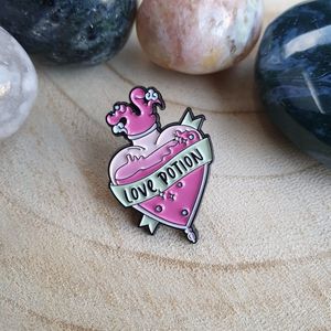 Enamel pin, broche, speldje, verzamelen, kleding versieren, flesje, drankje, love potion