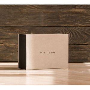 Mrs. Jones Horizontale kaasschaaf met ronde houten plank en transparant deksel - centrale draaias - lemmet - spaanders - kaasbloemen - Ø 22 cm .