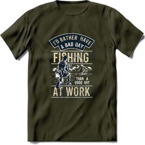 A bad Day Fishing - Vissen T-Shirt | Beige | Grappig Verjaardag Vis Hobby Cadeau Shirt | Dames - Heren - Unisex | Tshirt Hengelsport Kleding Kado - Leger Groen - M