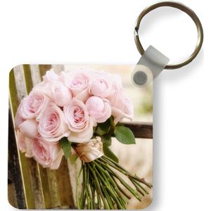 Sleutelhanger - Uitdeelcadeautjes - Een boeket van roze rozen op een houten bank - Plastic