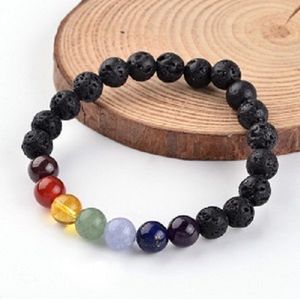 Natuurstenen kralen Chakra stretch-armband, met kralen van 8mm doorsnee. De basis van de armband is lavasteen en de kralen van de chakra zijn: granaat, agaat, citrien, aventurijn, aquamarijn, lapis lazuli en amethist.