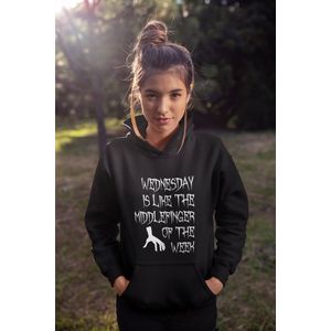 Rick & Rich - Zwart Hoodie - Wednesday is like the middlefinger of the week - The Addams Family - Gothic Hoodie - Wednesday Hoodie - Zwart Wednesday Hoodie - Zwart Hoodie maat XXL - Hoodie met ronde hals - Wednesday Addams - Hoodie Vrouw