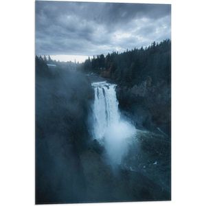 WallClassics - Vlag - Grote Watervallen in Donkergroen Landschap - 50x75 cm Foto op Polyester Vlag