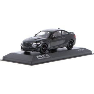 Het 1:43 Diecast-model van de BMW M2 CS van 2020 in Zwart / Zwarte Velgen. De fabrikant van het schaalmodel is Minichamps. Dit model is alleen online verkrijgbaar