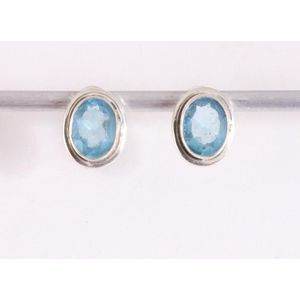 Fijne ovale zilveren oorstekers met blauwe topaas