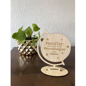 Meester cadeau - geschenk einde schooljaar - Houten bord meester wereldwijzer - 18 cm hoog - te personaliseren met naam