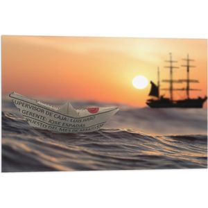 WallClassics - Vlag - Papieren Bootje op Zee met Groot Schip en Zon - 75x50 cm Foto op Polyester Vlag