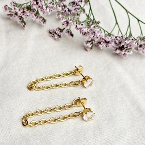 Gouden oorstekers met ketting - Zirkonia CZ oorknoppen met ketting - Earparty - 18k goudverguld