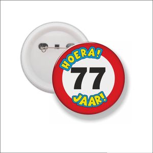 Button Met Speld 58 MM - Hoera 77 Jaar