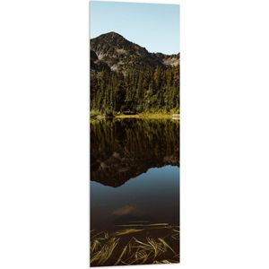 WallClassics - Vlag - Groene Berg aan het Water - 40x120 cm Foto op Polyester Vlag