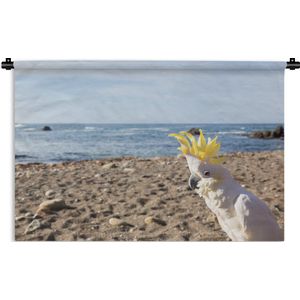 Wandkleed Kaketoes - Een wit met gele kaketoe op het strand Wandkleed katoen 120x80 cm - Wandtapijt met foto