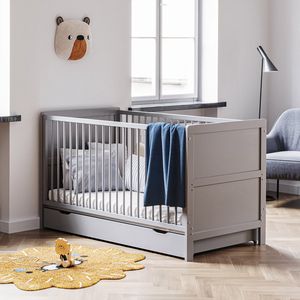 Petite Amélie ® Baby Bed - Ledikant 70x140 cm - Meegroeibed (0 - 6 jaar) - In 2 Hoogtes Verstelbaar - Eenvoudig om te bouwen tot Peuterbed - Grijs