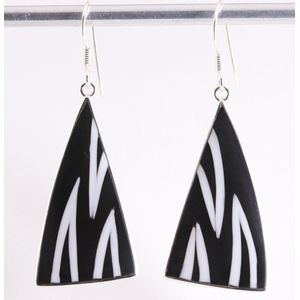 Lange zilveren oorbellen met zebra schelp