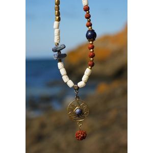 Handgemaakte Ketting met Yak Bot, Rudraksha Kralen, Lapis Lazuli en Messing Hanger, Spirituele en Boho Sieraden