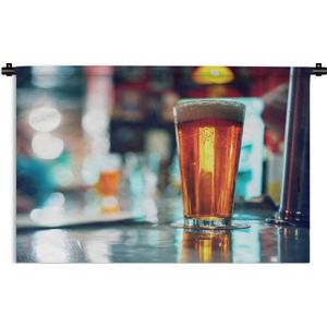 Wandkleed Bier - Glas bier op de bar Wandkleed katoen 180x120 cm - Wandtapijt met foto XXL / Groot formaat!
